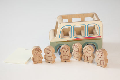Bus en bois avec 6 passagers