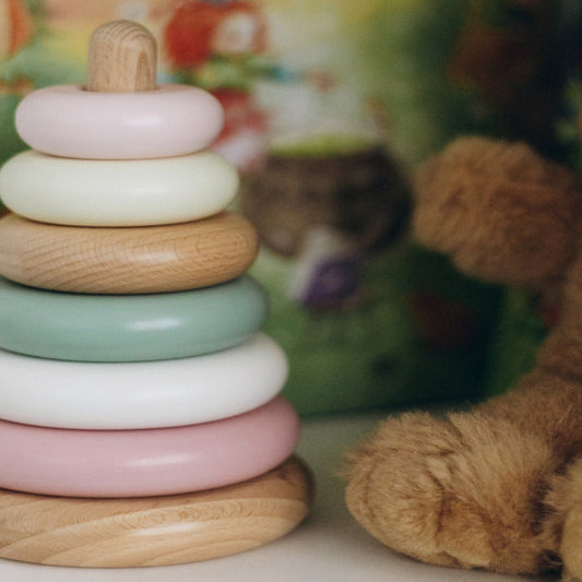 Houten stapel speelgoed - salie en roze kleuren