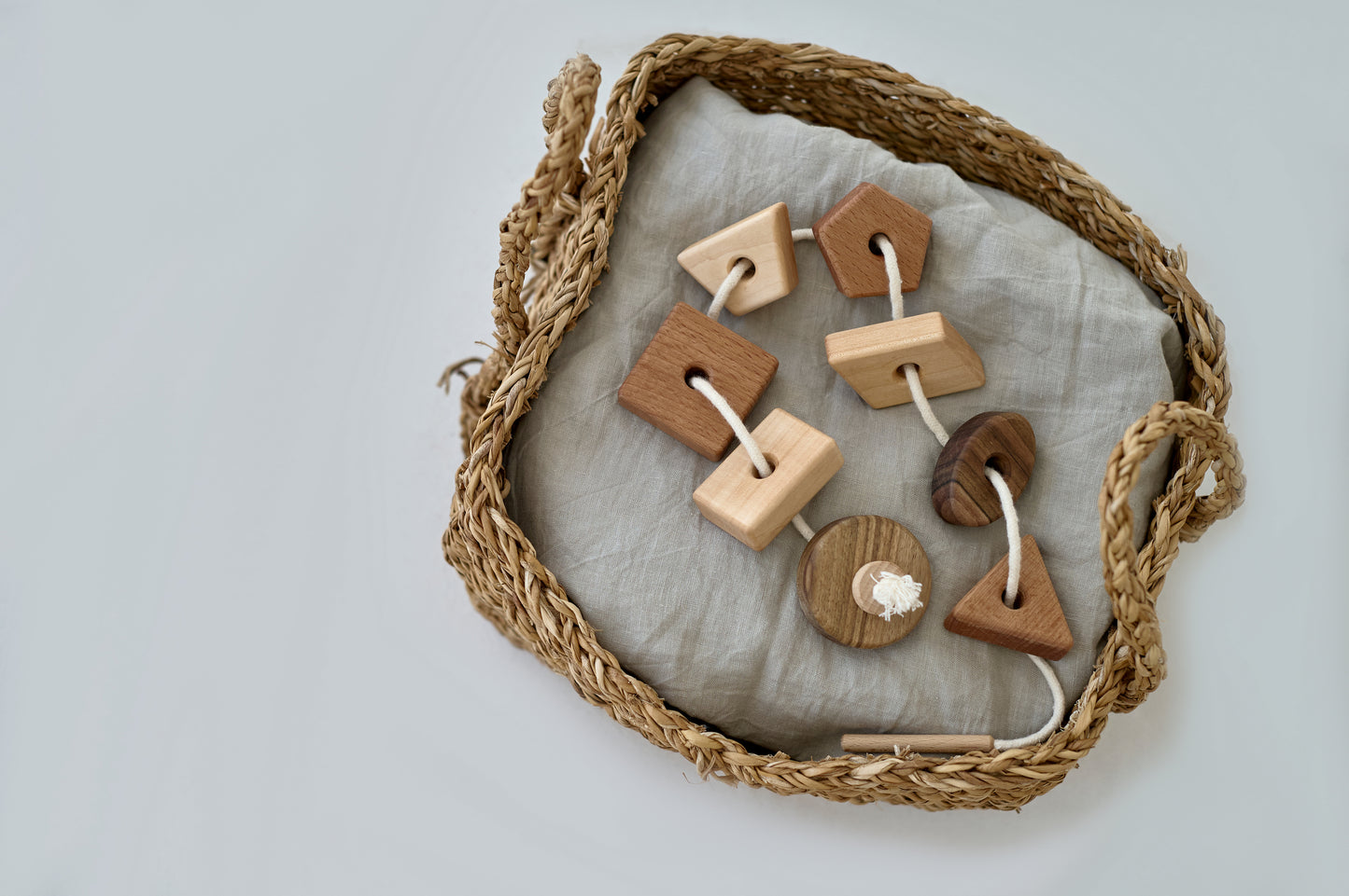 Brinquedo de laço de madeira com formas de geometria