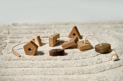 Brinquedo de laço de madeira com formas de geometria