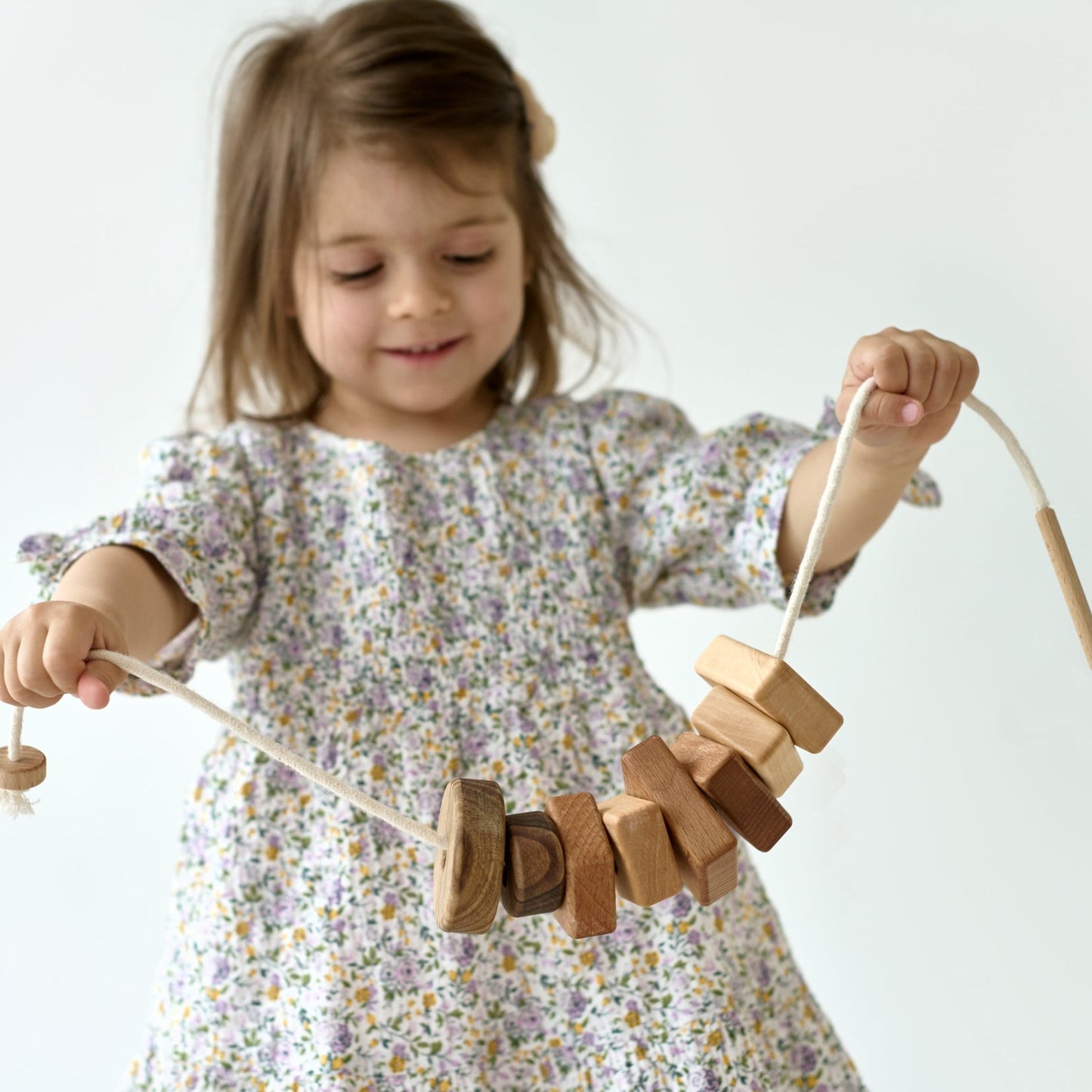 Træ snøret legetøj med geometriformer