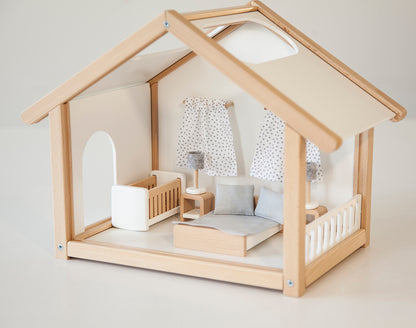 Petite maison de poupée en bois