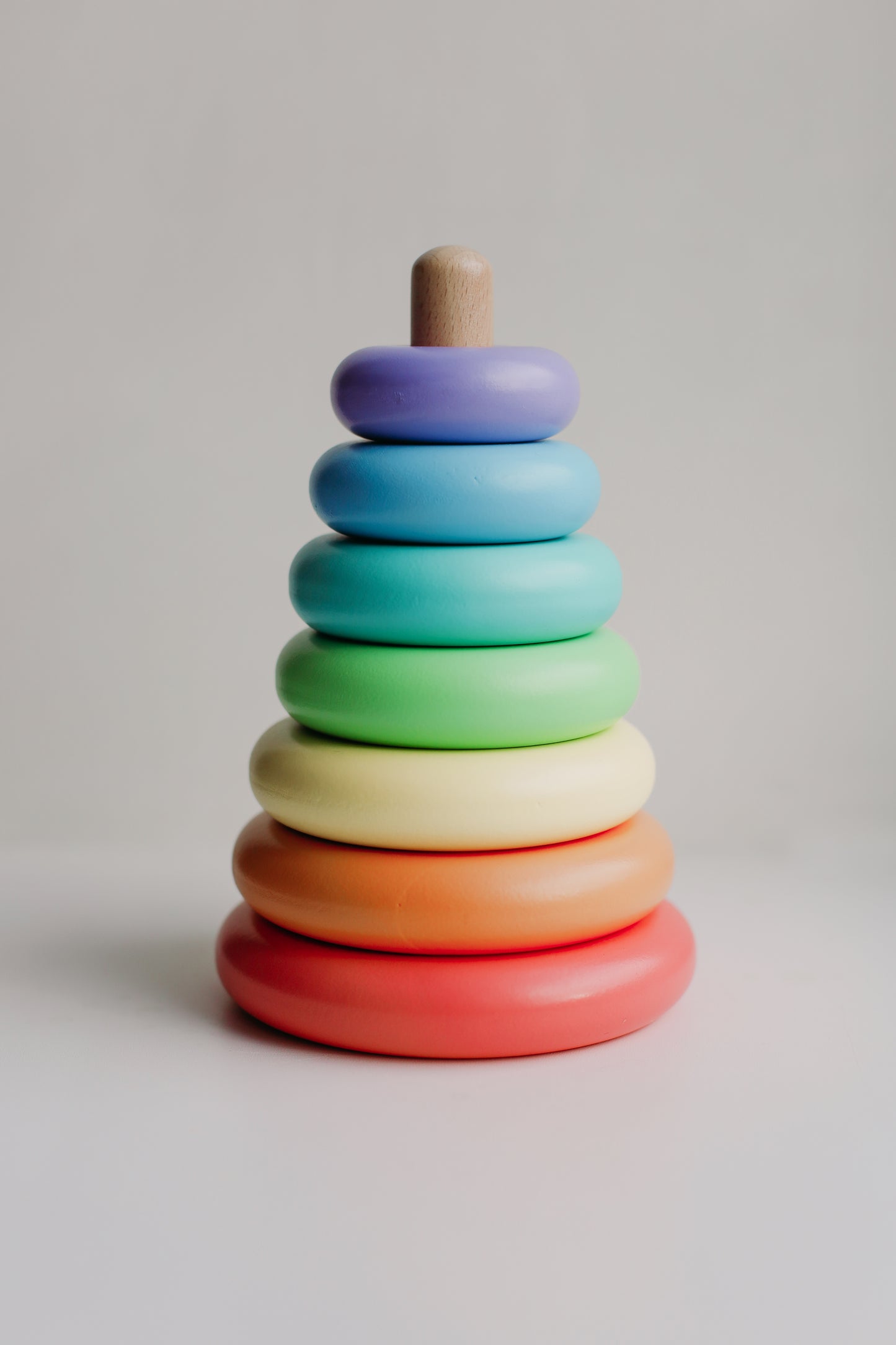 Stapelspielzeug aus Holz – Regenbogen