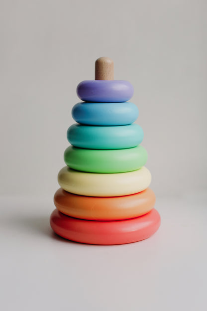 Brinquedo de empilhamento de madeira - arco-íris